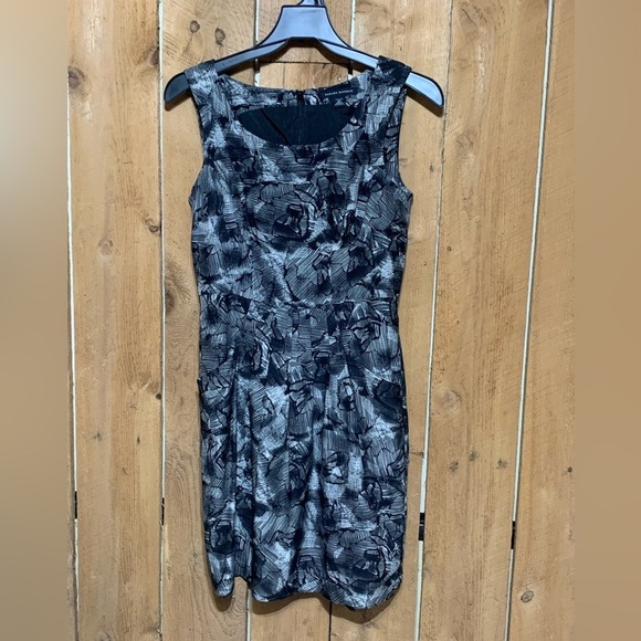 Dresses & Skirts - Banana Republic Black White Sheath Sleeveless Dress 4 Petite- Pockets!